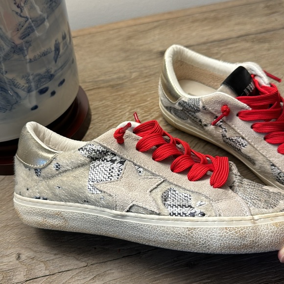 Steve Madden Sneaker. Cow hide with star motif. Red Laces. Woman’s 5.5. - Picture 2 of 7